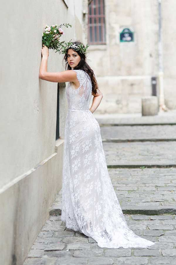 Vestidos de novia blancos de encaje, sin mangas, con cola larga y corte entallado